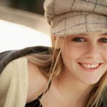 alicia_silverstone_wearing_hat_smiling_cutely-1920×1200