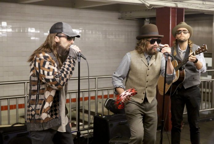 Maroon 5 - live a sorpresa con Jimmy Fallon in una fermata della metro a New York