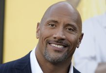 Dwayne Johnson fotografato sorridente in primo piano con pizzetto brizzolato. Vuole la Casa Bianca nel 2024.