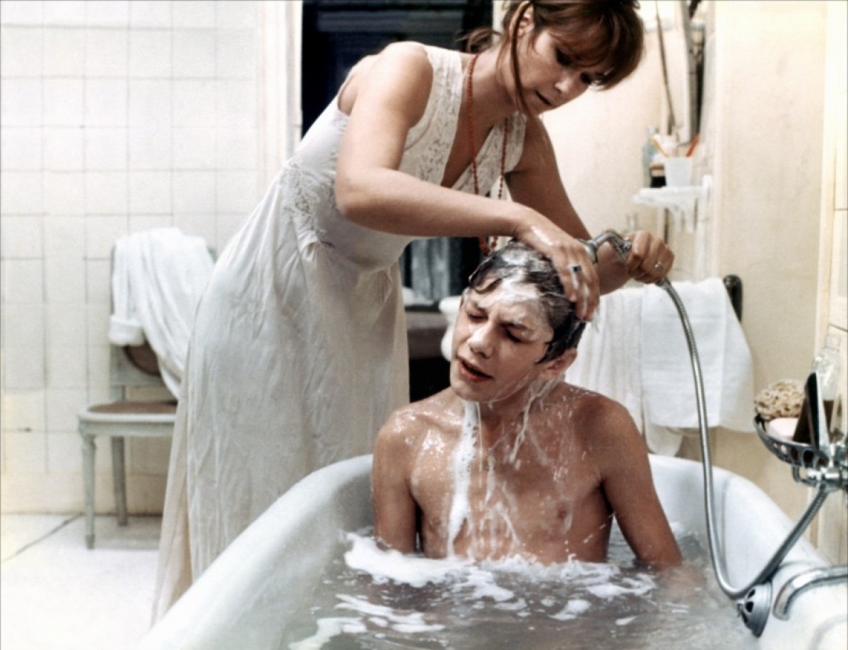 Помог маме в ванной. Леа Массари Бенуа. Шум в сердце / le souffle au coeur 1971. Моются в фильмах.
