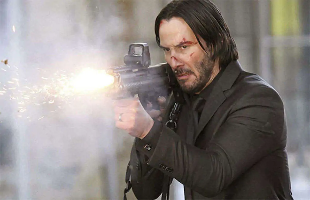 Keanu Reeves coi muscoli finti per un trailer demenziale