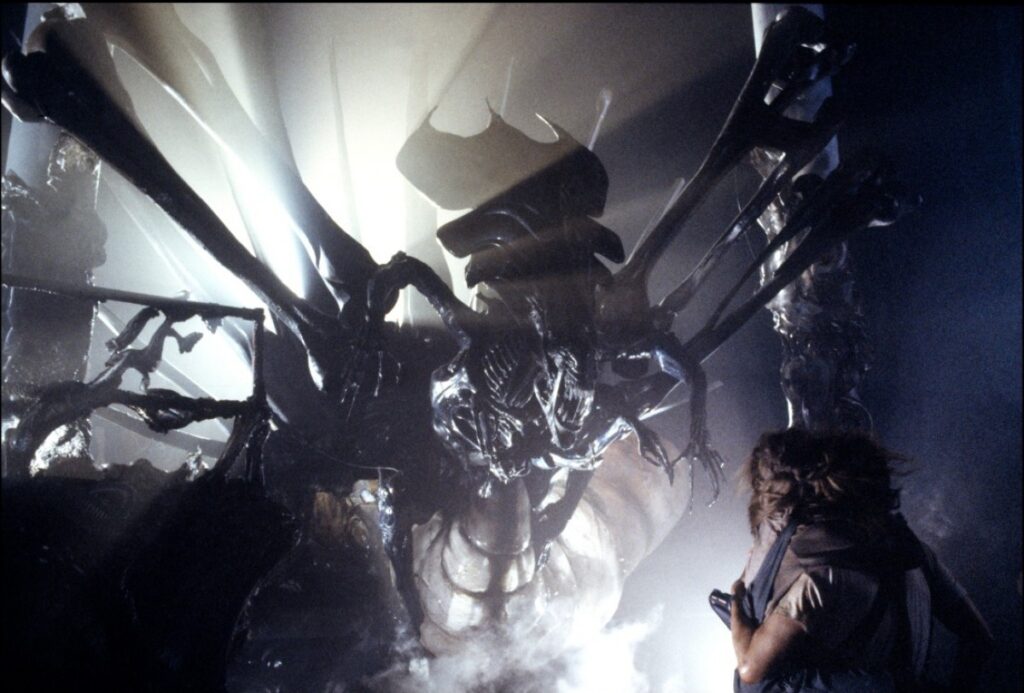 aliens still 075