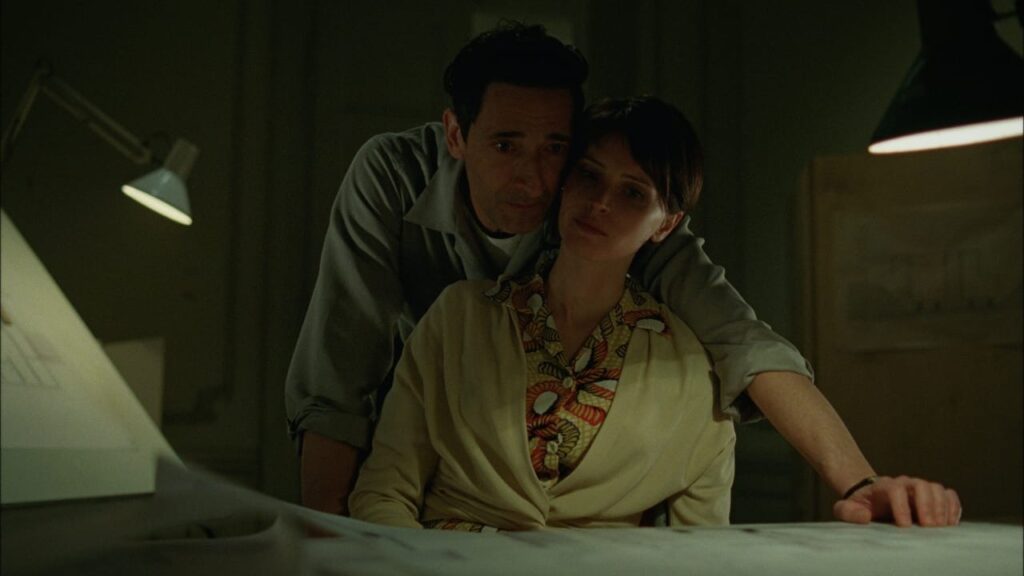 The Brutalist, - Adrien Brody e Felicity Jones