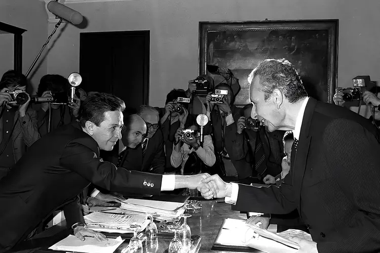 Berlinguer - 28 giugno 1977, La stretta di mano tra Enrico Berlinguer e Aldo MoroARCHIVIO STORICO LAPRESSE