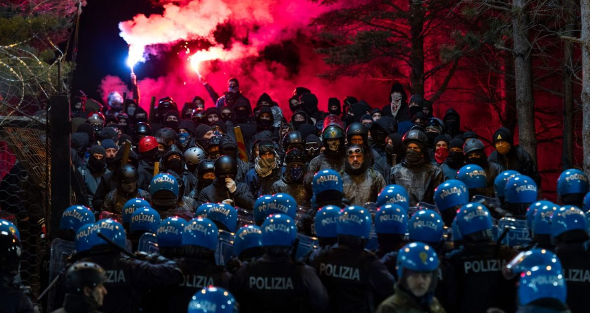 ACAB, i No Tav protestano: “Noi rappresentati in maniera macchiettistica”