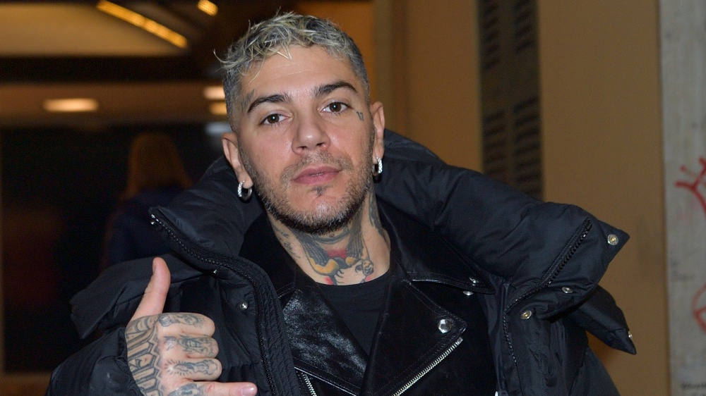 Emis Killa si ritira da Sanremo 2025: “Dicono che sono indagato, faccio un passo indietro”