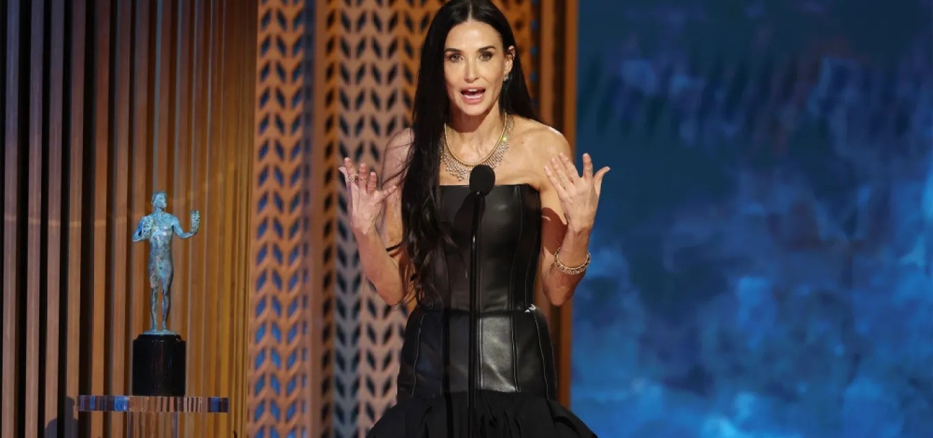 Demi Moore trionfa ai SAG Awards e infiamma il pubblico