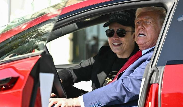 Donald Trump compra una Tesla da Elon Musk: “Ma non posso guidarla”