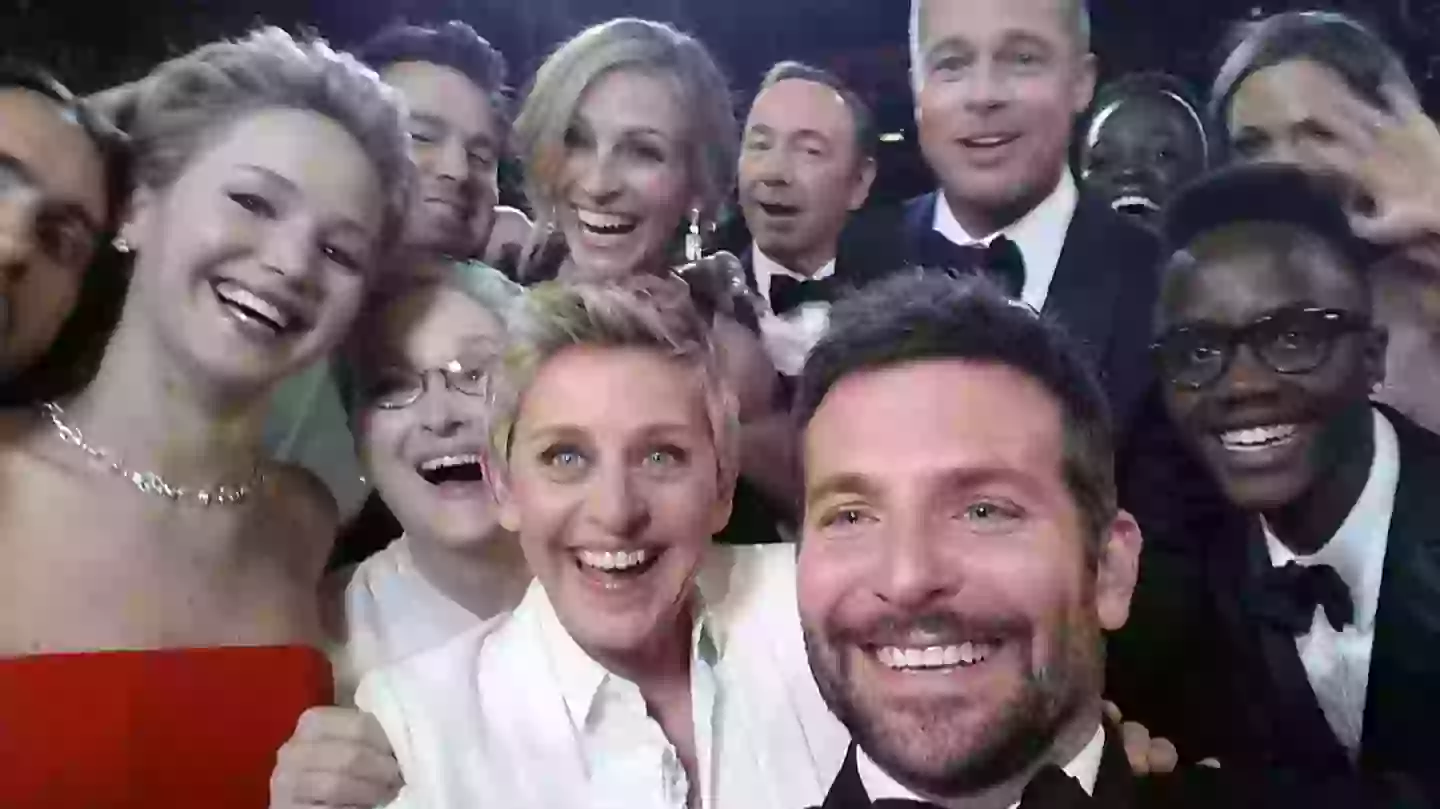 L'iconico selfie degli Oscar: le celebrità 'cancellate' 11 anni dopo