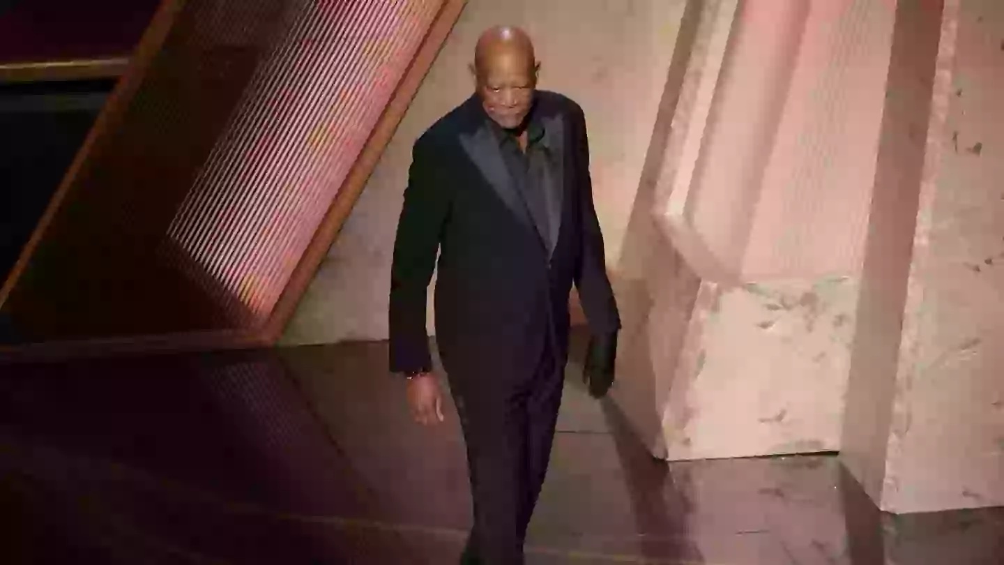 Morgan Freeman con un solo guanto agli Oscar, ecco perchè